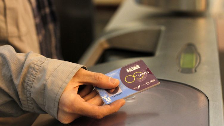 tessera trasporti pubblici mano